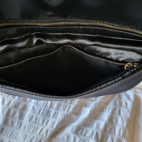 100% authentic guaranteed Tory Burch Reva purse in great condition - Picture 5 of 8